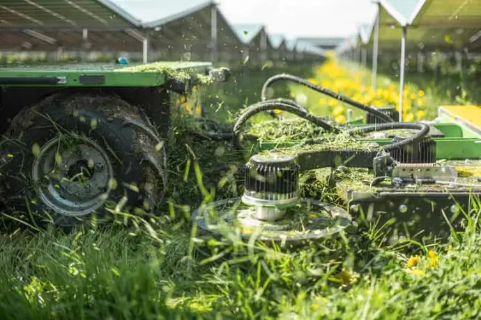 Autonome maairobot op zonnepark | Maairobot met palenmaaier | Maairobot zonnepanelen | Vector Machines